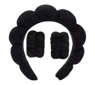 Kit riutilizzabile e lavabile composto da cerchietto e polsini in spugna super soft.