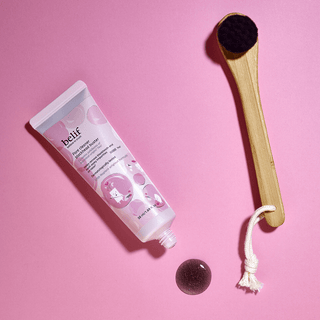 Pulizia profonda con mini-brush e formula al cocco per pelli morbide.