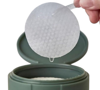 Esfolia senza irritare e mantiene l’equilibrio idrico della pelle.