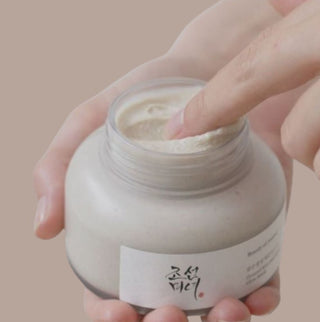 Dettaglio della texture cremosa e vellutata della maschera viso Beauty of Joseon, applicata con le dita direttamente dal vasetto.