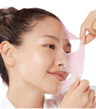 Applicazione della Night Wrapping Mask Medicube – forma una pellicola che si rimuove al mattino senza acqua.