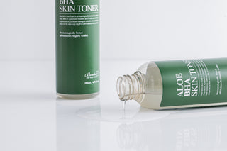 Formula vegana con aloe vera e BHA per esfoliare delicatamente, ridurre imperfezioni e migliorare la texture della pelle.
