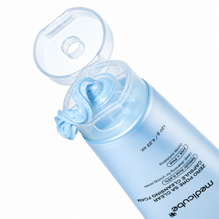 Texture del detergente Medicube Zero Pore con capsule blu che si trasformano in schiuma cremosa
