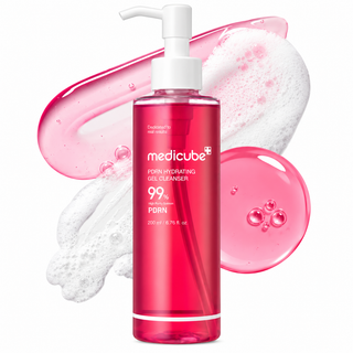 Texture in gel rosa del detergente Medicube PDRN che si trasforma in schiuma morbida