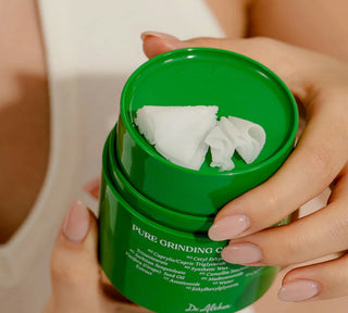 Texture e applicazione del balsamo struccante DR. ALTHEA Pure Grinding Cleansing Balm che si trasforma da balsamo a olio setoso sul viso