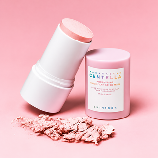 Applicazione dello stick maschera all'argilla SKIN1004 sulla zona T del viso senza usare le mani