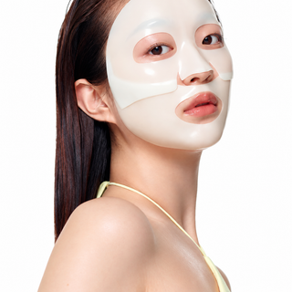 Maschera in idrogel Biodance Radiant Vita applicata sul viso per la posa notturna fino a diventare trasparente