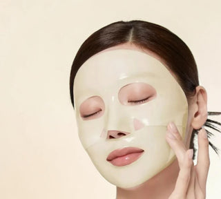 Texture gel dorato della maschera Medicube Kojic Acid Turmeric Brightening Gel Mask con acido cogico e curcuma applicata sul viso