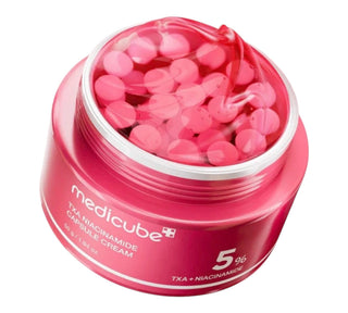 Vaso aperto di Medicube TXA Niacinamide Capsule Cream con capsule bianche visibili nel gel trasparente idratante