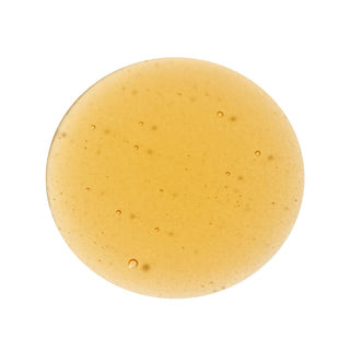 Texture e schiuma cremosa dello shampoo senza solfati Aromatica Quinoa Protein delicata sul cuoio capelluto